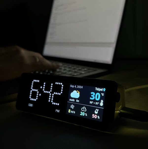 VOBOT 7 in 1 迷你集線擴充座｜附帶顯示螢幕與內建APP