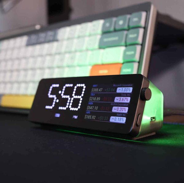 VOBOT 7 in 1 迷你集線擴充座｜附帶顯示螢幕與內建APP